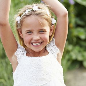 coiffures-de-mariage-pour-petite-fille-couronne-de-fleurs-en-tissu_5396709